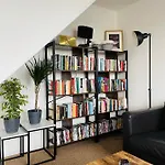 Cheerful 5-bedroom With Free Parking *