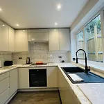 Holiday home Cheerful 5-bedroom With Free Parking Bristol