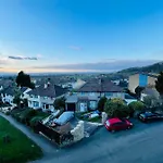 Holiday home Cheerful 5-bedroom With Free Parking *