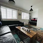 Cheerful 5-bedroom With Free Parking Holiday home *