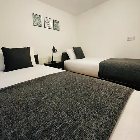 Cheerful 5-bedroom With Free Parking Holiday home
