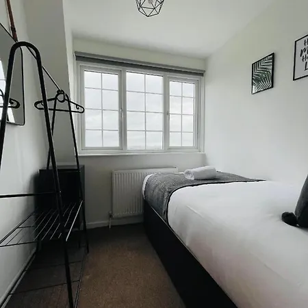 Holiday home Cheerful 5-bedroom With Free Parking