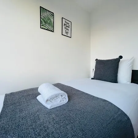 Cheerful 5-bedroom With Free Parking