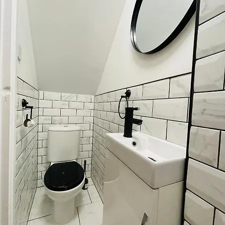 Holiday home Cheerful 5-bedroom With Free Parking Bristol