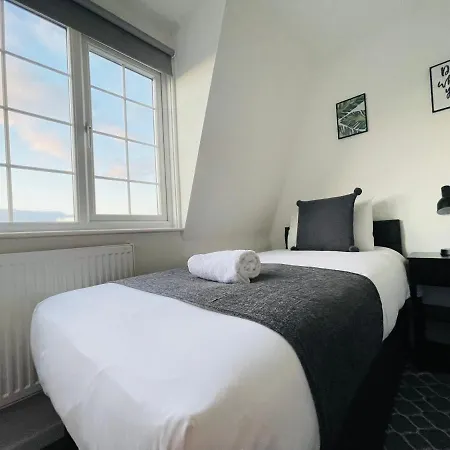 Cheerful 5-bedroom With Free Parking Holiday home