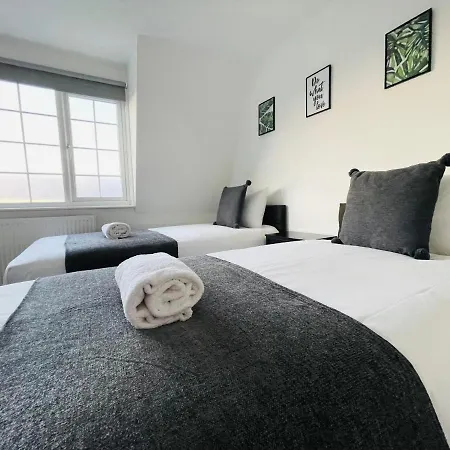 Holiday home Cheerful 5-bedroom With Free Parking *