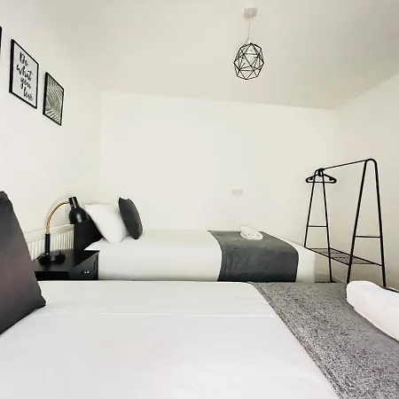 Holiday home Cheerful 5-bedroom With Free Parking Bristol