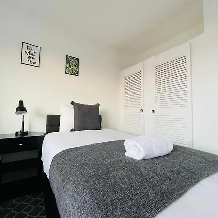 Holiday home Cheerful 5-bedroom With Free Parking *