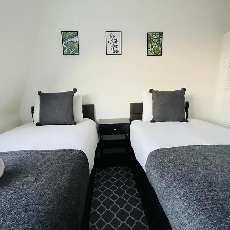 Cheerful 5-bedroom With Free Parking