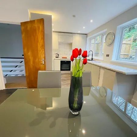 Cheerful 5-bedroom With Free Parking *