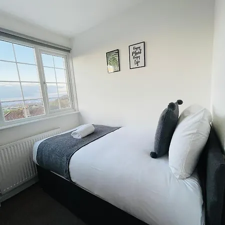 Cheerful 5-bedroom With Free Parking
