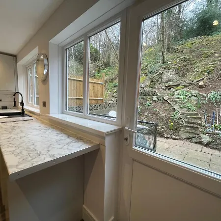 Holiday home Cheerful 5-bedroom With Free Parking Bristol