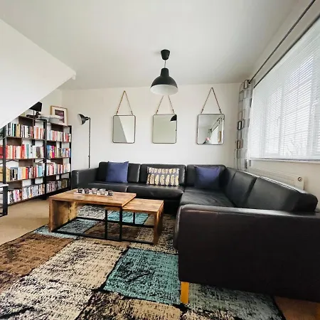 Cheerful 5-bedroom With Free Parking *
