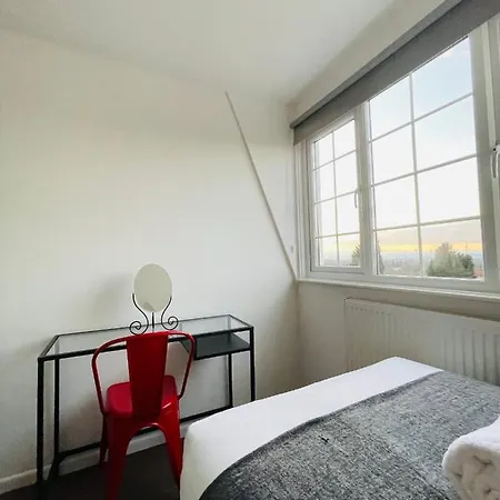 Cheerful 5-bedroom With Free Parking Holiday home