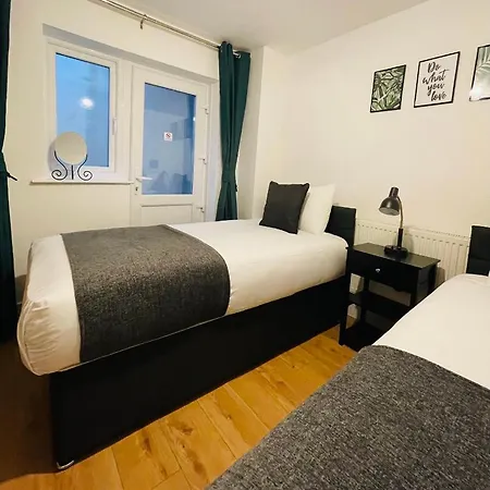 Holiday home Cheerful 5-bedroom With Free Parking Bristol