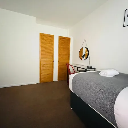Holiday home Cheerful 5-bedroom With Free Parking *