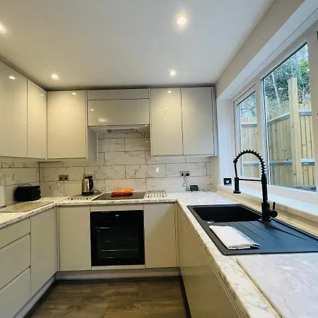 Ferienhaus Cheerful 5-bedroom With Free Parking Bristol