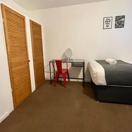 Cheerful 5-bedroom With Free Parking