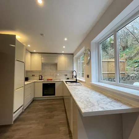 Holiday home Cheerful 5-bedroom With Free Parking