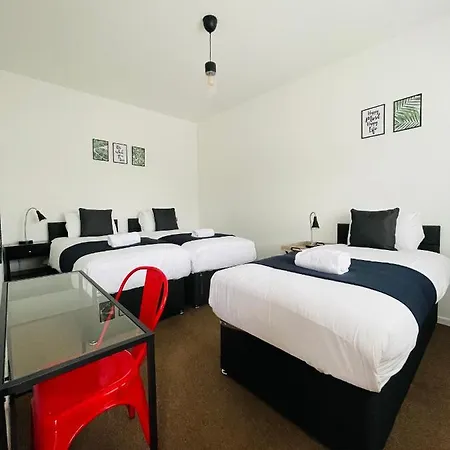 Cheerful 5-bedroom With Free Parking *