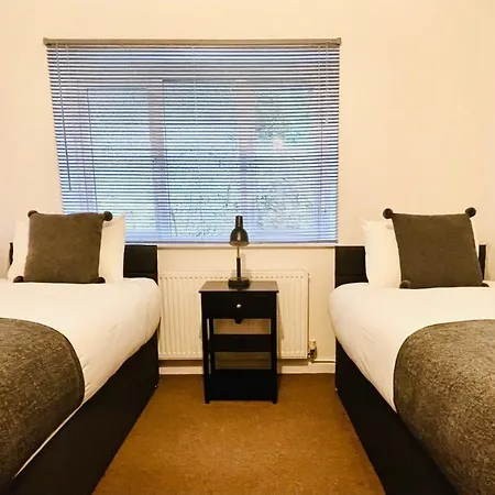 Cheerful 5-bedroom With Free Parking