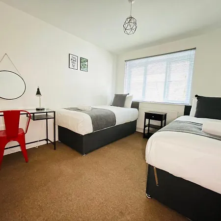 Cheerful 5-bedroom With Free Parking *