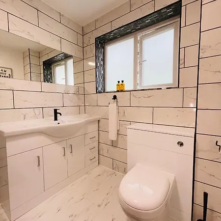 Cheerful 5-bedroom With Free Parking