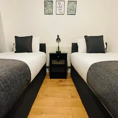 Holiday home Cheerful 5-bedroom With Free Parking *