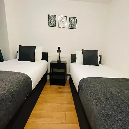 Ferienhaus Cheerful 5-bedroom With Free Parking Bristol