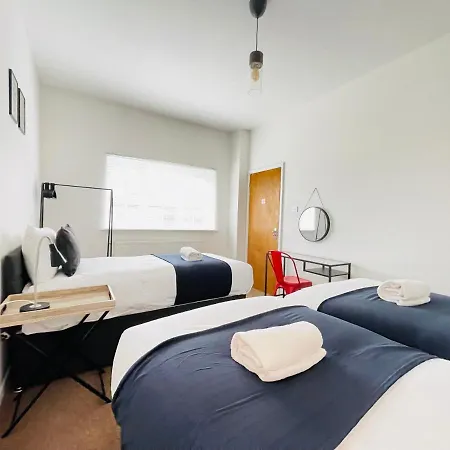 Cheerful 5-bedroom With Free Parking Holiday home Bristol
