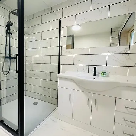 Holiday home Cheerful 5-bedroom With Free Parking Bristol