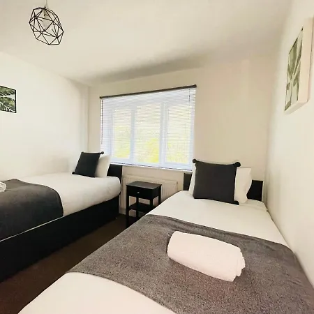Holiday home Cheerful 5-bedroom With Free Parking *
