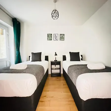 Cheerful 5-bedroom With Free Parking Holiday home *