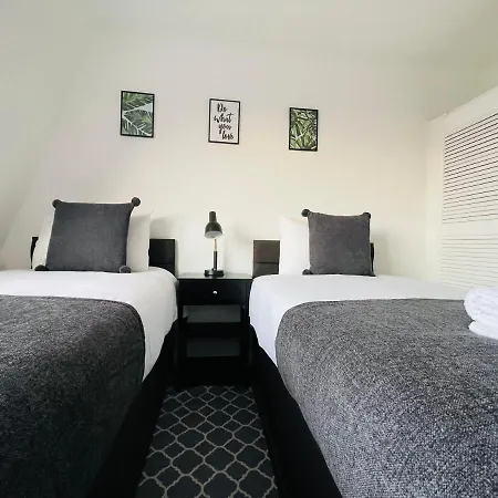 Cheerful 5-bedroom With Free Parking Holiday home