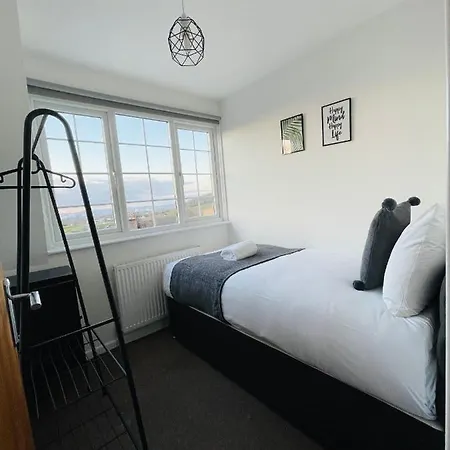 Holiday home Cheerful 5-bedroom With Free Parking Bristol