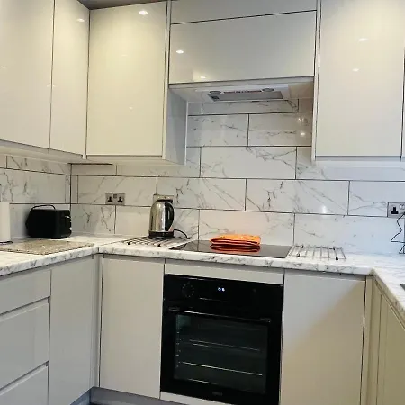 Holiday home Cheerful 5-bedroom With Free Parking *