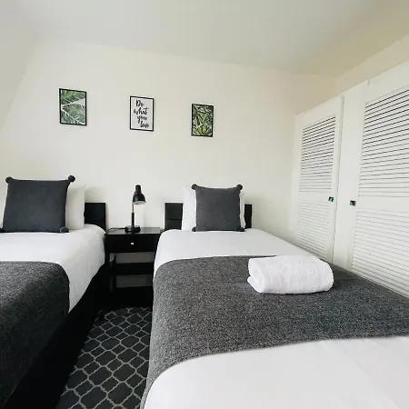 Cheerful 5-bedroom With Free Parking *