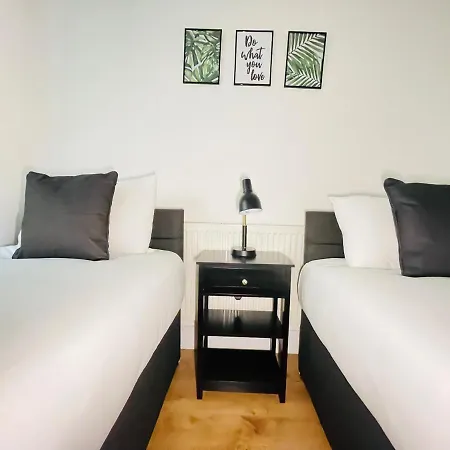 Cheerful 5-bedroom With Free Parking *
