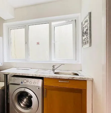Holiday home Cheerful 5-bedroom With Free Parking *