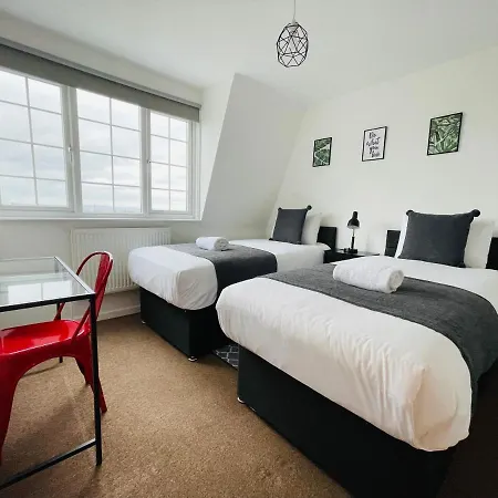 Cheerful 5-bedroom With Free Parking
