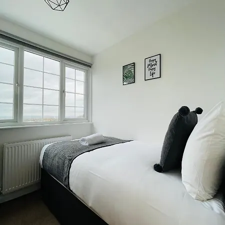 Holiday home Cheerful 5-bedroom With Free Parking