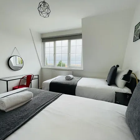 Cheerful 5-bedroom With Free Parking Holiday home Bristol