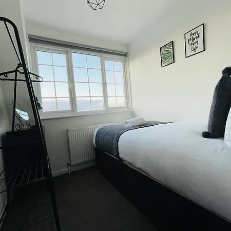Cheerful 5-bedroom With Free Parking Holiday home Bristol