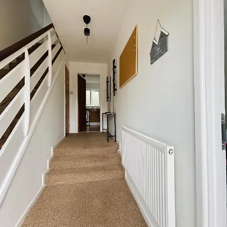 Cheerful 5-bedroom With Free Parking Holiday home Bristol