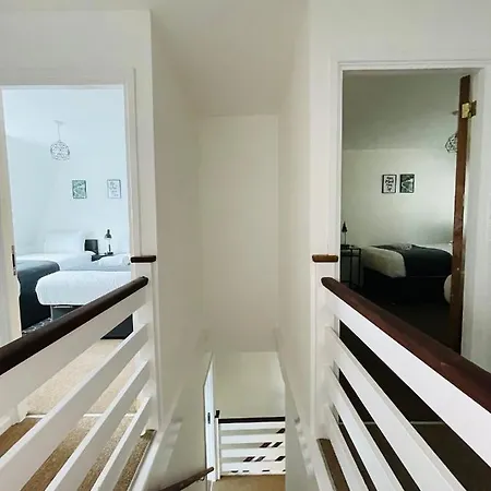 Cheerful 5-bedroom With Free Parking Holiday home Bristol