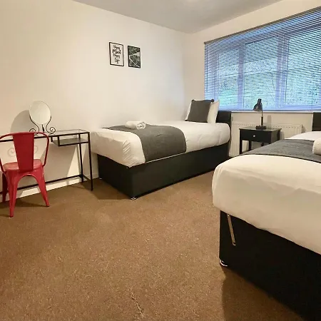 Cheerful 5-bedroom With Free Parking Holiday home Bristol