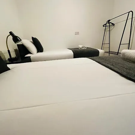 Cheerful 5-bedroom With Free Parking