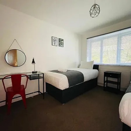 Cheerful 5-bedroom With Free Parking Holiday home
