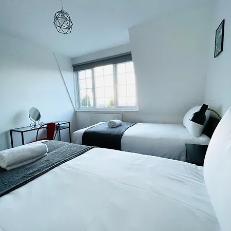 Holiday home Cheerful 5-bedroom With Free Parking