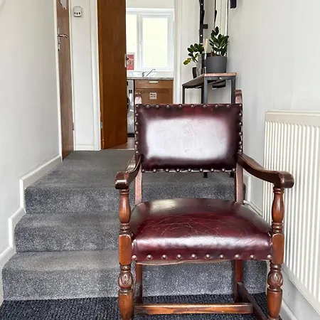 Holiday home Cheerful 5-bedroom With Free Parking *